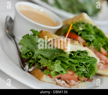 Turchia Club Sandwich Il Pranzo con zuppa di pomodoro Foto Stock