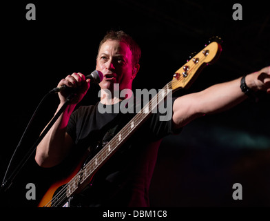 Gary Sinise e il tenente Dan Band eseguire per la presenza di truppe americane in Marine Corps Air Station Futenma in Okinawa. Organizzato dall'uso. Foto Stock