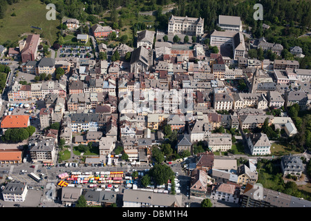 VISTA AEREA. Città vecchia di Barcelonnette nella Valle dell'Ubaye. Alpes-de-Haute-Provence, Francia. Foto Stock