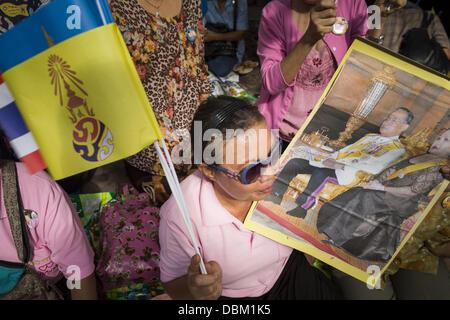 Bangkok, Tailandia. 1 agosto, 2013. Thais wave foto di Bhumibol Adulyadej, il Re di Thailandia e la bandiera gialla della monarchia mentre essi chant ''Viva il re'' in ospedale Siriraj davanti al re, 85, è stata scaricata da Bangkok il Siriraj Hospital, giovedì in cui ha vissuto fin dal settembre 2009. Ha viaggiato per la sua residenza nella cittadina balneare di Hua Hin, circa due ore di auto a sud di Bangkok, con sua moglie, 80-anno-vecchio Queen Sirikit, che è stato anche trattato in ospedale per un anno. Credit: Jack Kurtz/ZUMAPRESS.com/Alamy Live News Foto Stock