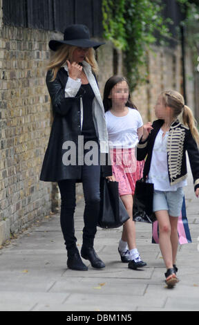 Kate Moss e la figlia Lila Grace godendo una giornata con la famiglia a Londra, Inghilterra - 13.07.11 Foto Stock