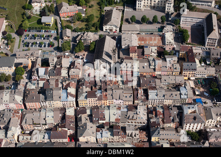 VISTA AEREA. Città vecchia di Barcelonnette nella Valle dell'Ubaye. Alpes-de-Haute-Provence, Francia. Foto Stock