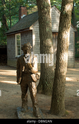 Statua di Thoreau e replica della sua cabina a Walden Pond, concordia, MA. Fotografia digitale Foto Stock