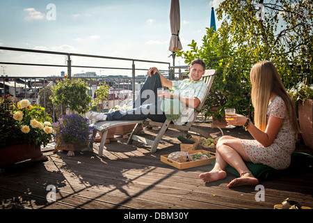 Matura in relax sulla terrazza del tetto, Monaco di Baviera, Germania, Europa Foto Stock