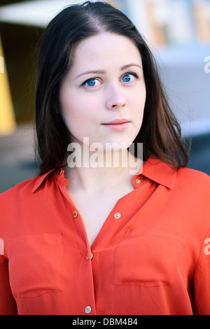 Giovane donna con capelli castani, ritratto, Copenhagen, Danimarca Foto Stock