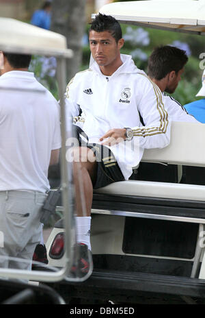 Real Madrid avanti Cristiano Ronaldo lascia una sessione di formazione con il resto dei suoi compagni di squadra prima del loro match contro L.A. Galaxy domani (16thJuly11) di Los Angeles, California - 15.07.11 Foto Stock