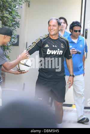 Silvino Louro Real Madrid giocatori e coaching personale lascia il campo di allenamento a UCLA sampus e firmare autografi davanti a loro exhibition match contro la galassia della LA Westwood, California - 15.07.11 Foto Stock