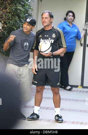 Silvino Louro Real Madrid giocatori e coaching personale lascia il campo di allenamento a UCLA sampus e firmare autografi davanti a loro exhibition match contro la galassia della LA Westwood, California - 15.07.11 Foto Stock