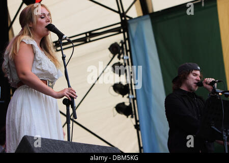 Isobel Campbell e Mark Lanegan Latitude Musica e Arts Festival tenutosi a Henham Estate in Suffolk - Giorno 1 Suffolk, Inghilterra - 15.07.11 Foto Stock