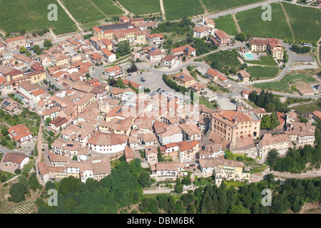 VISTA AEREA. La città di Barolo, il centro di una regione vinicola delle Langhe. Provincia di Cuneo, Piemonte, Italia. Foto Stock