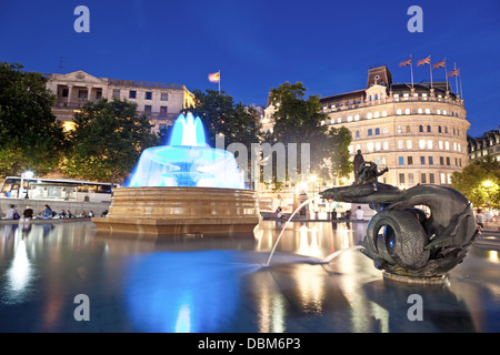 Fontana blu in Trafalgar Square per Prince George London REGNO UNITO Foto Stock