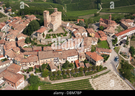 VISTA AEREA. Castello medievale in cima a una collina circondato da vigneti nella regione delle Langhe. Serralunga d'Alba, Provincia di Cuneo, Piemonte, Italia. Foto Stock