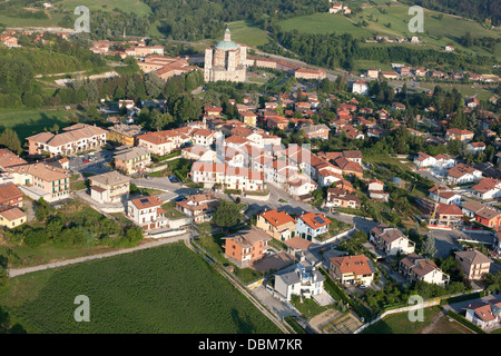 VISTA AEREA. Villaggio e Santuario di Vicoforte. Provincia di Cuneo, Piemonte, Italia. Foto Stock