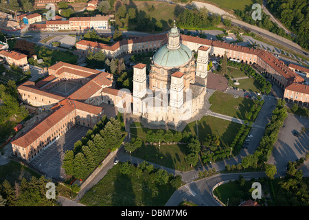 VISTA AEREA. Vicoforte Santuario. Provincia di Cuneo, Piemonte, Italia. Foto Stock