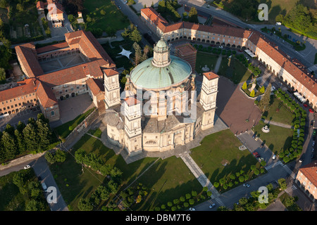 VISTA AEREA. Vicoforte Santuario. Provincia di Cuneo, Piemonte, Italia. Foto Stock