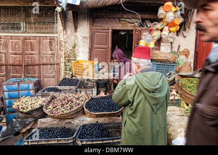 Verdure in stallo il souq. Fez el Bali, Fez Marocco. Città Imperiale, patrimonio mondiale Foto Stock