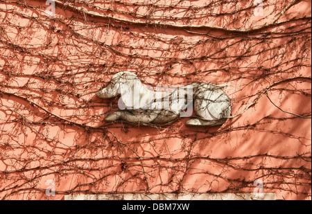 Bassorilievo in pietra di un cane sul grrape-parete coperto nel monastero di Strahov, Praga Foto Stock