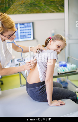 Medico donna utilizzando uno stetoscopio sulla ragazza, osijek, Croazia Foto Stock