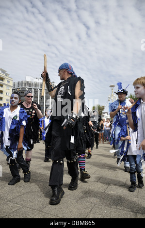 Adulti e bambini di eseguire morris dancing a Eastbourne Festival Lammas 2013 Foto Stock