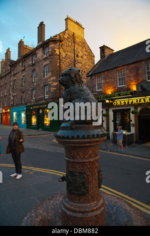 Greyfriars Bobby statua e Greyfriars Bobby pub in Greyfriars luogo città vecchia Edimburgo Scozia Gran Bretagna UK Europa Foto Stock