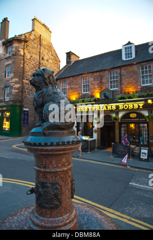 Greyfriars Bobby statua e Greyfriars Bobby pub in Greyfriars luogo città vecchia Edimburgo Scozia Gran Bretagna UK Europa Foto Stock