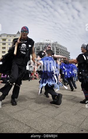 Adulto e bambino morris ballerini a Eastbourne Lammas Festival 2013 Foto Stock