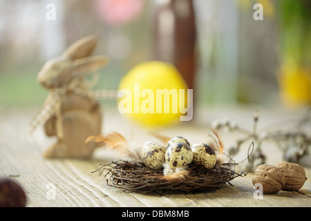 Decorazione di pasqua, uova di quaglia con cesto di Pasqua, osijek, Croazia, Europa Foto Stock