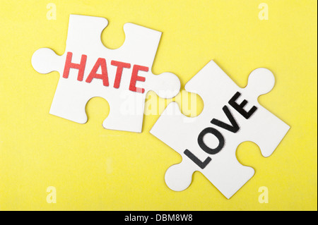 Odio contro il concetto di amore di parole su due pezzi di puzzle Foto Stock