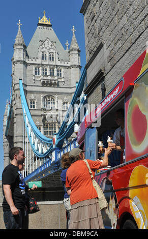 Il Tower Bridge di Londra, Regno Unito. Il 1 agosto 2013. Gelati vicino al Tower Bridge come la temperatura nel centro di Londra in testa 30s grazie al clima soleggiato. Credito: Matteo Chattle/Alamy Live News Foto Stock