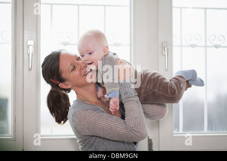 Giovane madre giocando con baby boy, Monaco di Baviera, Germania Foto Stock