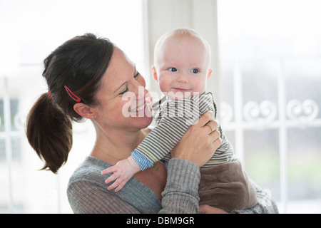 Giovane madre con bambino, Monaco di Baviera, Germania Foto Stock