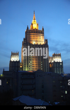 Edificio del Ministero degli Affari Esteri di notte, Mosca Foto Stock