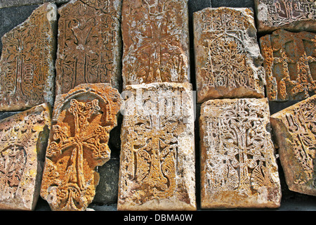 Cross-pietre o khachkars al IX secolo un monastero armeno Sevanavank. Foto Stock