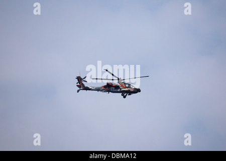 Un Royal Netherlands Airforce AH64D attacco Apache elicottero al 2013 Sunderland Airshow internazionale. Foto Stock