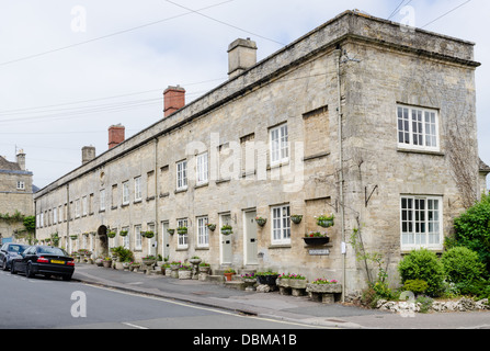 Riga di terrazze coltivate a Cotswold case di pietra sulla collina di Cecily in Cirencester Foto Stock