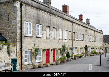 Riga di terrazze coltivate a Cotswold case di pietra sulla collina di Cecily in Cirencester Foto Stock