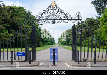 Entrata su Cecily Hill a Cirencester Park parte di Bathurst Estate in Gloucestershire Foto Stock