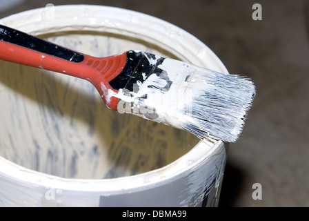 Chiusura del pennello e pot necessitano di pulizia dopo interno progetto DIY Foto Stock