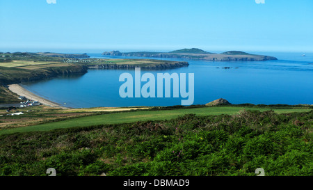 Vista sulla spiaggia di Whitesands Bay e Ramsey Isola dai campi di St Davids Head sulla Costa di Pembrokeshire In Galles Gran Bretagna KATHY DEWITT Foto Stock