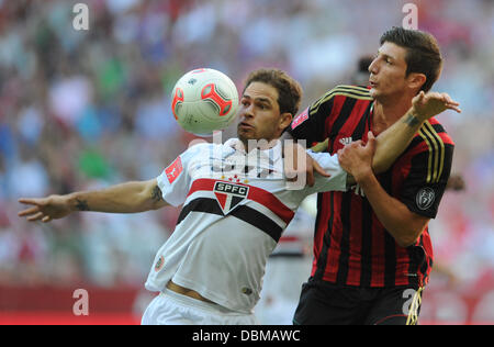 Monaco di Baviera, Germania. 01 Ago, 2013. Silvinho di Sao Paulo e Davide Pacifico (R) di AC Milano durante la Audi Cup Soccer terzo posto match AC Milan vs FC Sao Paulo a stadio Allianz Arena di Monaco di Baviera, Germania, 01 agosto 2013. Foto: Tobias Hase/dpa/Alamy Live News Foto Stock