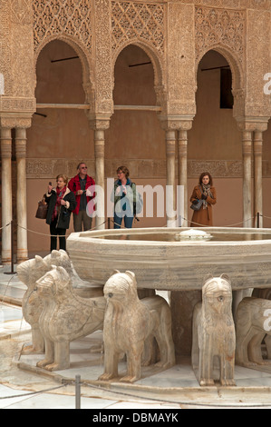 I Lions cortile, l'Alhambra di Granada, regione dell'Andalusia, Spagna, Europa Foto Stock