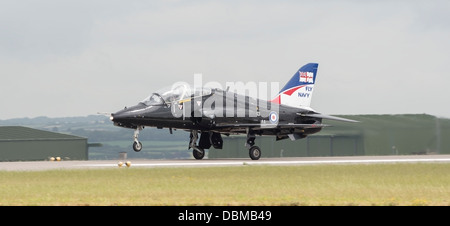 Royal Navy Hawk di 736 Squadrone decolla a RNAS Culdrose (c) Bob Sharples/Alamy Foto Stock