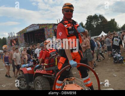 Kostrzyn, Polonia. 01 Ago, 2013. I paramedici guidare attraverso il festival "Przystanek Woodstock' in Kostrzyn, Polonia, 01 agosto 2013. Il motto del festival è "l'amore, l'amicizia e la musica" ed è una delle più grande d'Europa outdoor festival musicali. Foto: BRITTA PEDERSEN/dpa/Alamy Live News Foto Stock