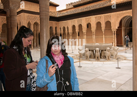 I Lions cortile, l'Alhambra di Granada, regione dell'Andalusia, Spagna, Europa Foto Stock