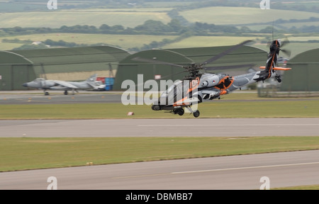 Dutch Air Force Apache elicottero in fuga in avanti sopra la pista prima di display (c) Bob Sharples/Alamy Foto Stock