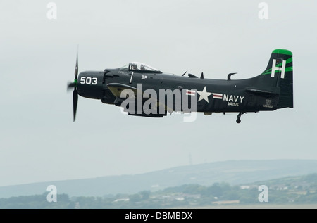 Douglas annuncio-4NA Skyraider nella marina degli Stati Uniti dei colori durante la visualizzazione di volo a RNAS Culdrose (c) Bob Sharples/Alamy Foto Stock