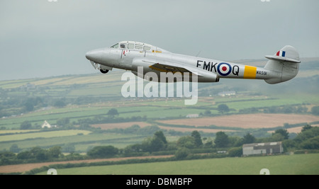 Gloster Meteor Jet WA591 in volo poco dopo il decollo per iniziare un flying display (c) Bob Sharples/Alamy Foto Stock