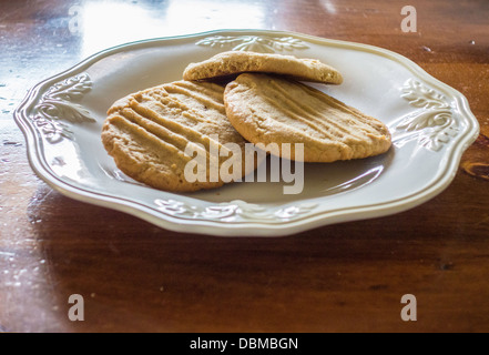 Biscotti fatti in casa al burro di arachidi, appena sfornati e su un piatto bianco. STATI UNITI. Foto Stock