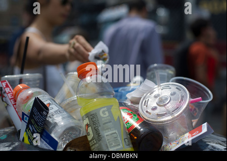 Un traboccante pattumiera visto nel quartiere Bushwick di Brooklyn a New York Foto Stock