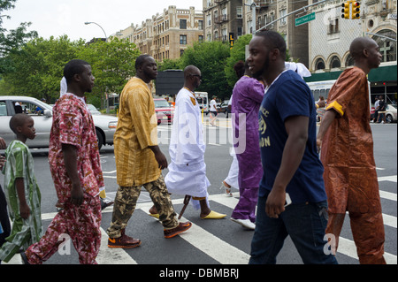 Sengalese gli emigrati partecipano in una sfilata in Harlem in New York per commemorare il loro Shaykh Ahmadou Bamba Foto Stock